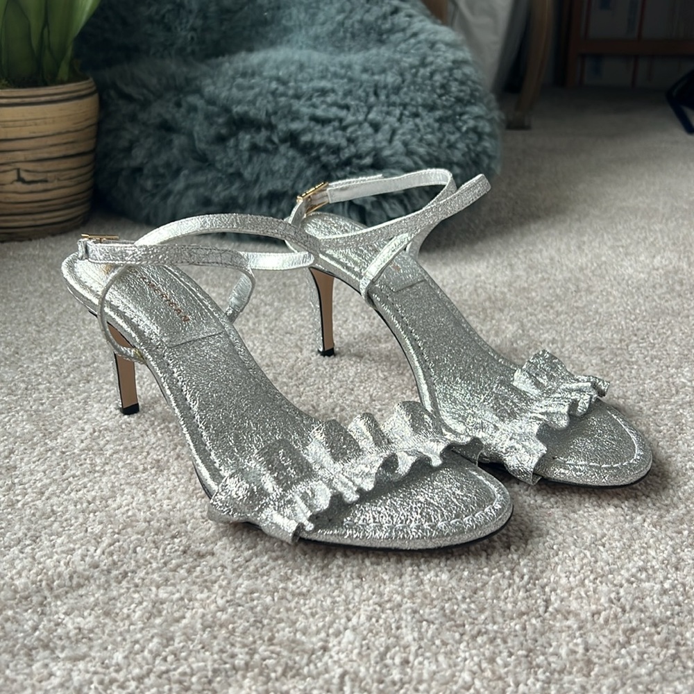 GOOD AMERICAN Size 10 Ankle Strap Heels ruffle strap metallic silver - Picture 4 of 14